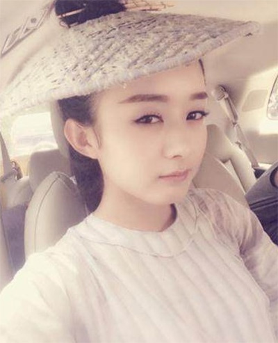 看看女星們花式戴草帽的帽子戲法！